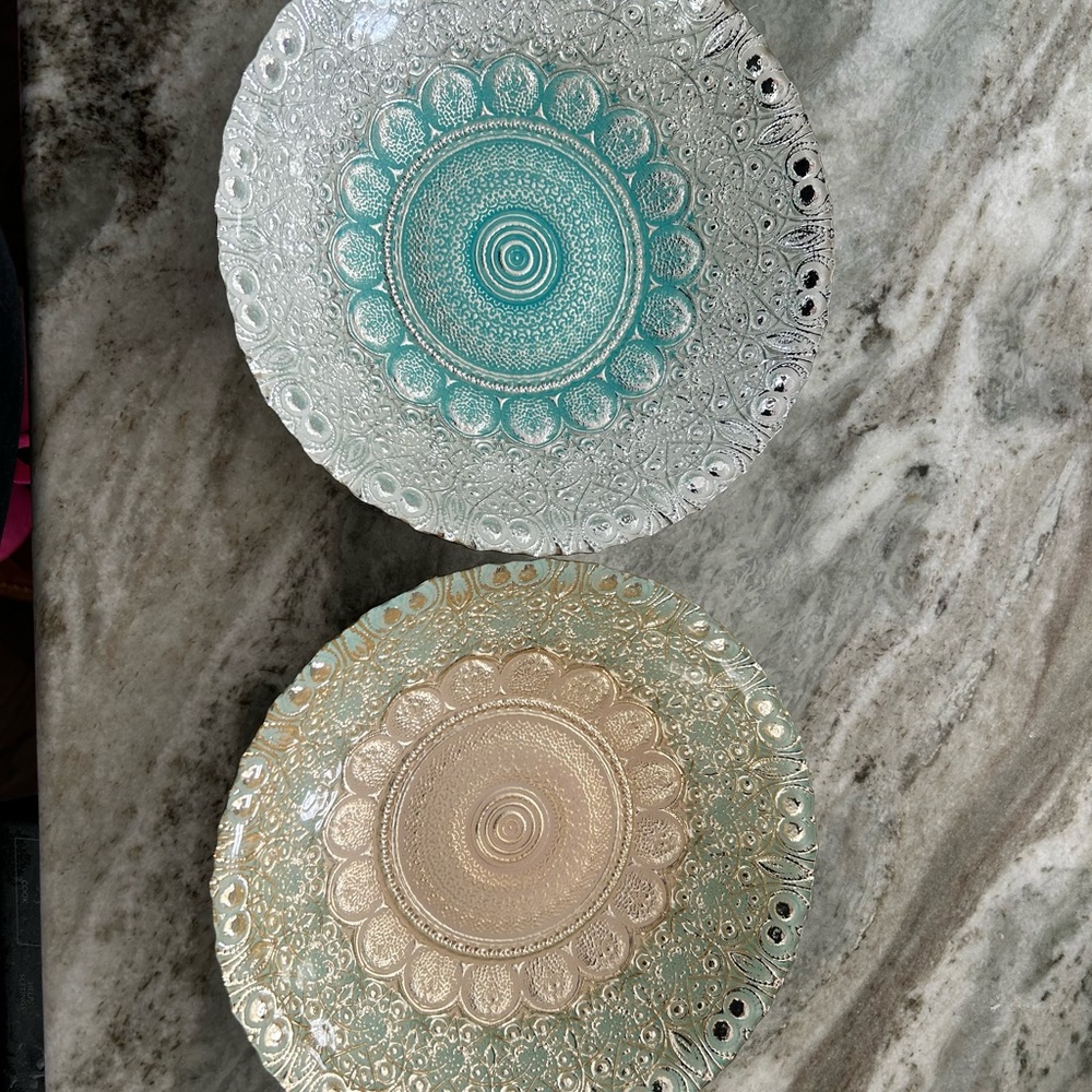2 decorative plates